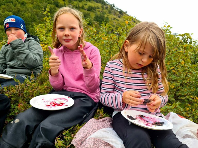 Ungene i 3. og 4. klasse takker for seg etter tre fine år på Napp. Foto: Privat