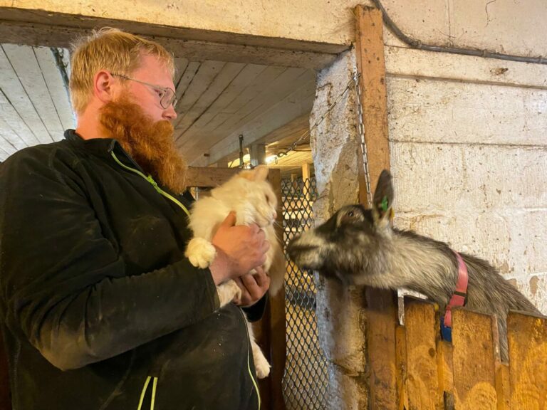 Tre katter, hunden Dina og en spraglete geit er bare noen av dyrene som vi møtte på denne dagen i Valberg. Foto: Inger Unstad