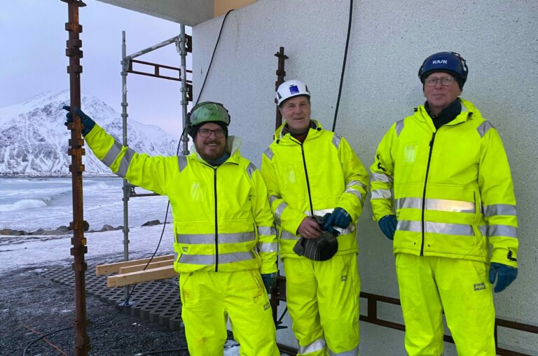 Cato Pettersen, Jim Olsen og Lars Ofstad er igang med å legge siste hand på kunstverket som snart skal åpnes på Brunstranda. Foto: Inger Unstad