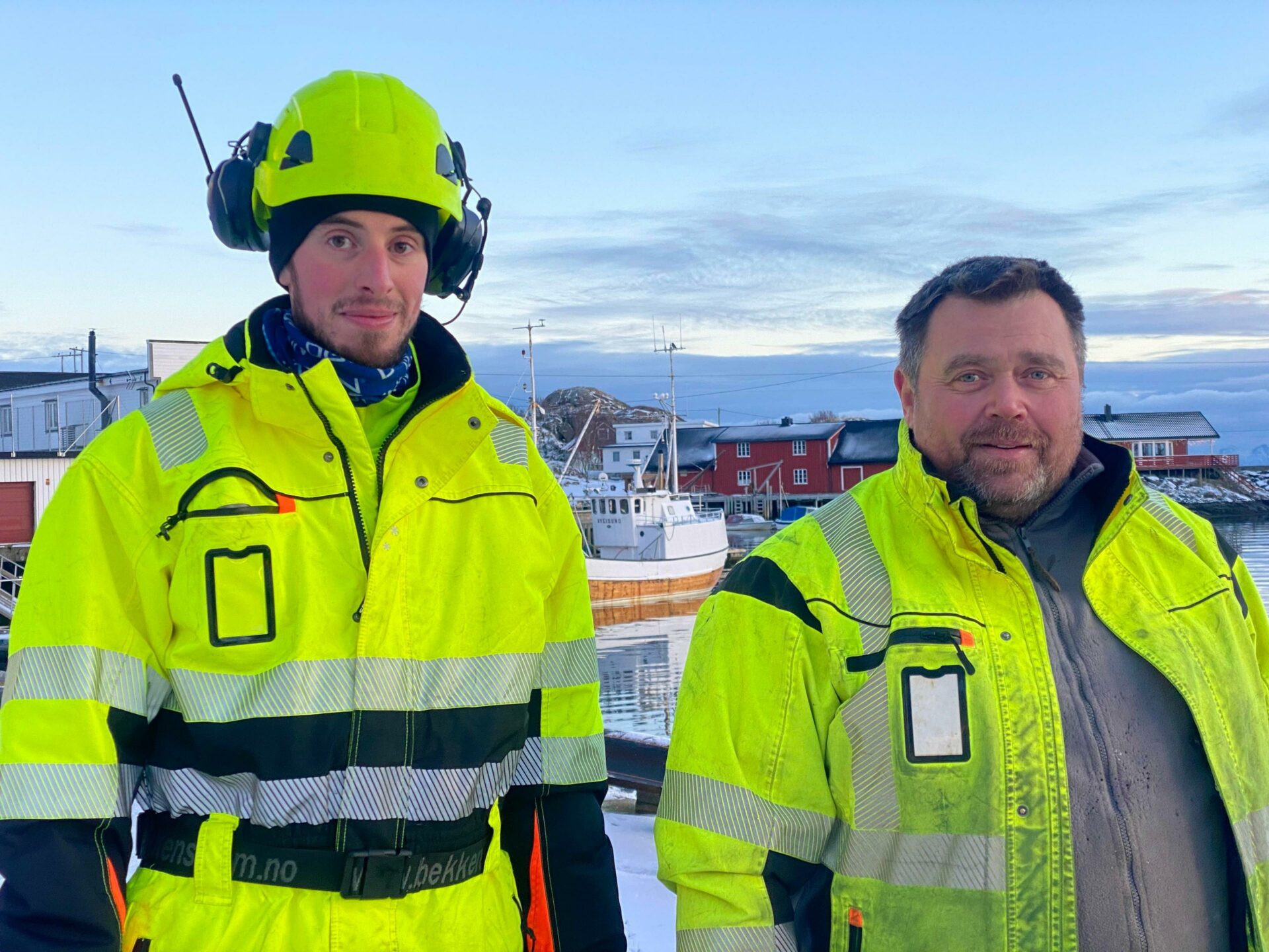 Iben Karoliussen (tv) er leid inn for å bidra i Stamsund. Her sammen med John Bjørnar Kildahl fra Dykkerkompaniet AS. Foto: Inger Unstad