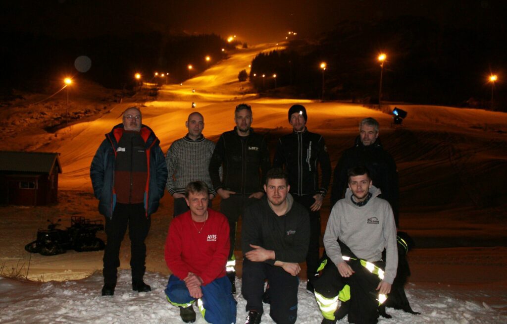 I bildet: Børge Nicolaisen, Kristian Hadde, Ole Kristian Grav, Espen Pedersen, Daniel Hanssen, Matthias Strømmen, Simen Hammer, Raymond Johansen. Foto: Gustav Fauskanger Pedersen.