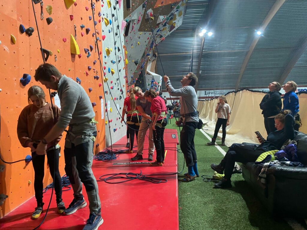 Klatregeneral Håkon Nordhaug sier til Avisa Lofoten at det er supergøy å arrangere Polarcup. Her fra en tidligere trening i hallen. Foto: Inger Unstad