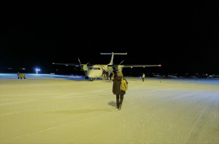 Like før jul oppstod det en alvorlig situasjon for ett av Widerøes fly mellom Bodø og Lofoten. Her er et Widerøe-fly avbildet på Leknes lufthavn. Foto: Gustav Fauskanger Pedersen.