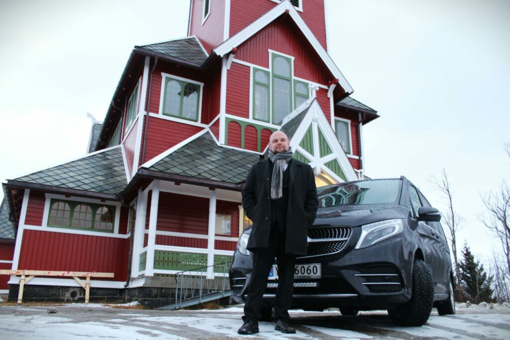 TETT PÅ DØDEN: Ruben Skifjord har i løpet av sitt liv vært svært tett på døden gjennom sitt arbeid som begravelsesagent. Foto: Christina Campo