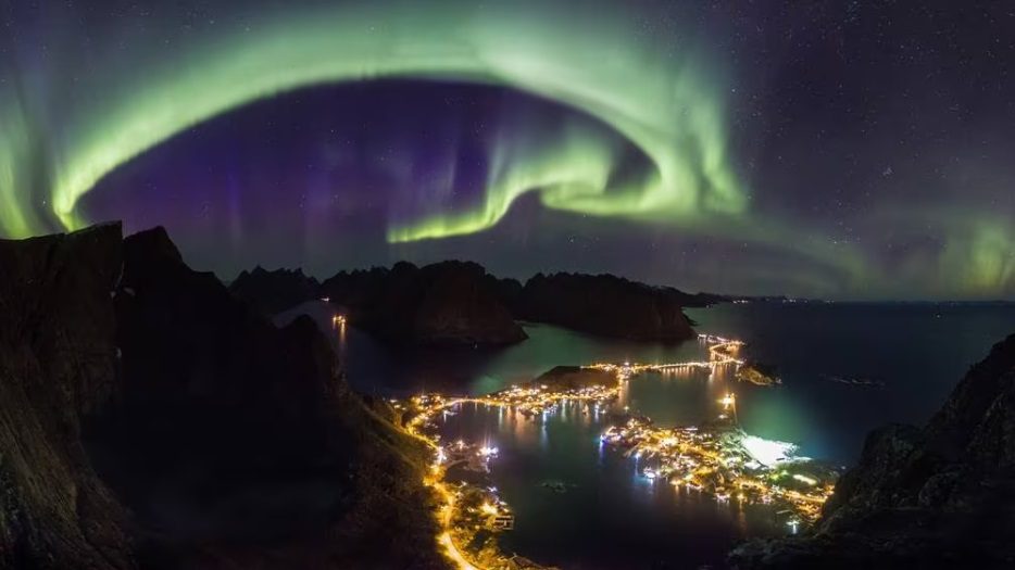 Dette bildet av Reinebringen er nå fjernet fra Destination Lofoten sin hjemmeside etter at en turist måtte reddes ned fra fjellet. Håpet er å ikke trigge folk til å legge ut på farlige turer. Foto: Alex Conu/ Destination Lofoten