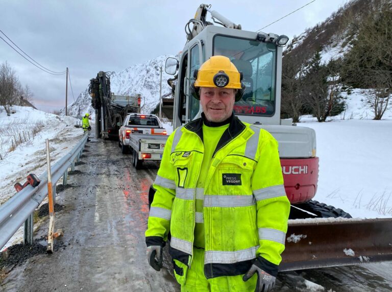 Raymond Olsen sier at rekkverket blir skiftet fordi det var påført skader. Foto: Inger Unstad