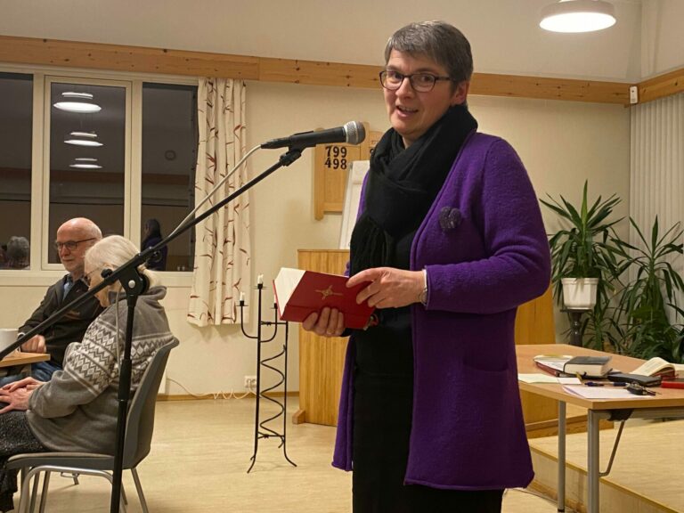 Kristin Lindberg ønsker alle velkommen til Buksnes kirke førstkommende søndag. Ta gjerne med en bibel om du har, er hennes oppfordring.