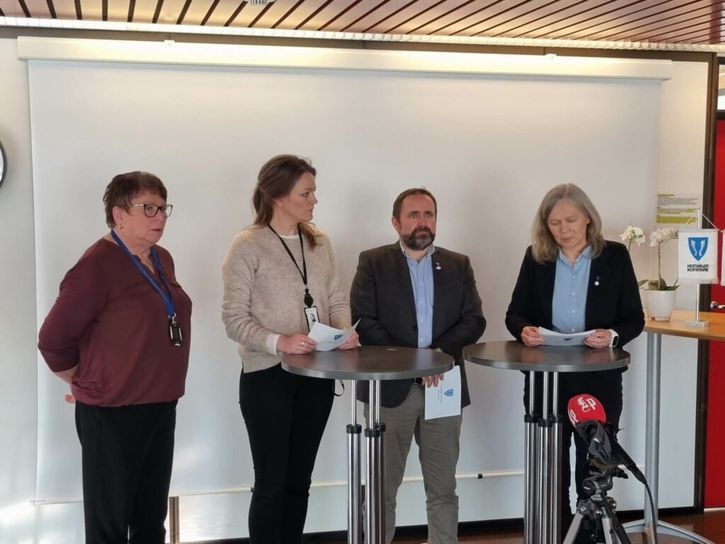 Her er varaordfører Eva-Karin Busch, kommuneoverlege Eva M. Kibsgaard Nordberg, kommunedirektør Morten Dyrstad og ordfører Anne Sand avbildet under en pressekonferanse om saken.