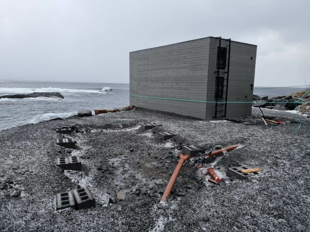 BLÅST VEKK: Hytta hvor fire turister oppholdt seg ble natt til mandag blåst på havet.