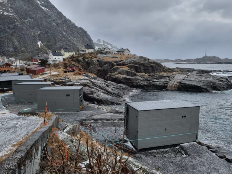 Fire hytter av samme type står fortsatt igjen på tomta etter uværet. De er nå sikret. Foto: Gustav Fauskanger Pedersen