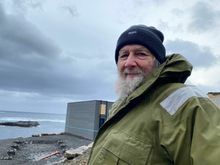 Arthur Leif Sørensen har vært og beskuet stormens herjinger på Moskenesstraumen Camping.