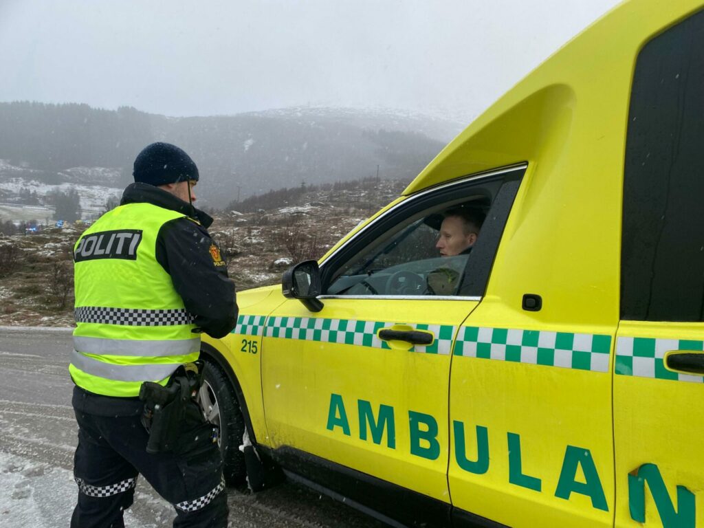 Alle nødetater ble sendt ut i forbindelse med ulykken hvor en turistbuss veltet med 38 personer om bord.