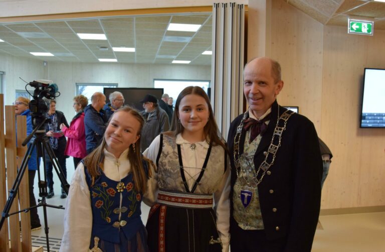 Ordfører i Flakstad kommune Trond Kroken er her avbildet sammen med Leonore Samuelsen og Sara Johansen. Foto: Gustav Fauskanger Pedersen.