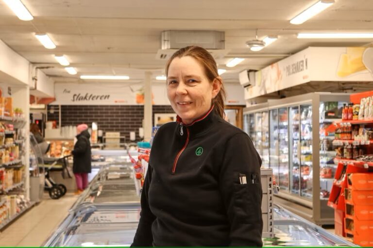 Butikksjef Marit Heimly på Spar Storøya har sett at flere kunder er mer opptatt av tilbudsvarer nå, enn hva de var tidligere. Foto: Dina Svendal Kleiven