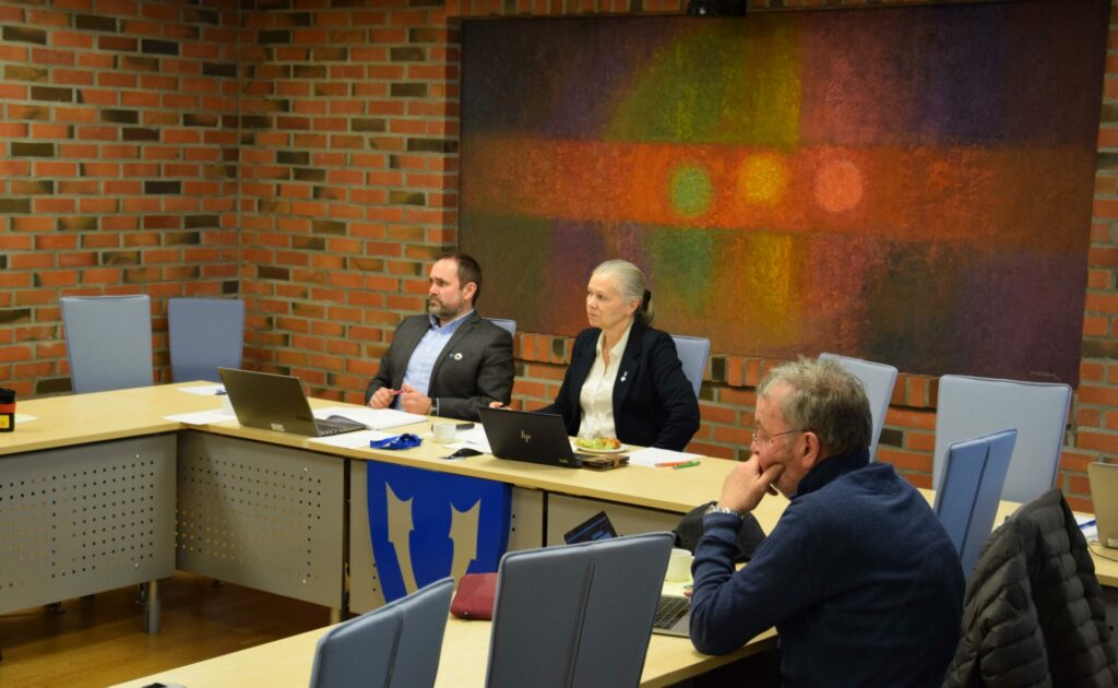 Foto fra gårsdagens formannskapsmøte. I bildet fra venstre: Kommunedirektør Morten Dyrstad, ordfører Anne Sand og Frp-politiker Pål Krüger. Foto: Gustav Fauskanger Pedersen.