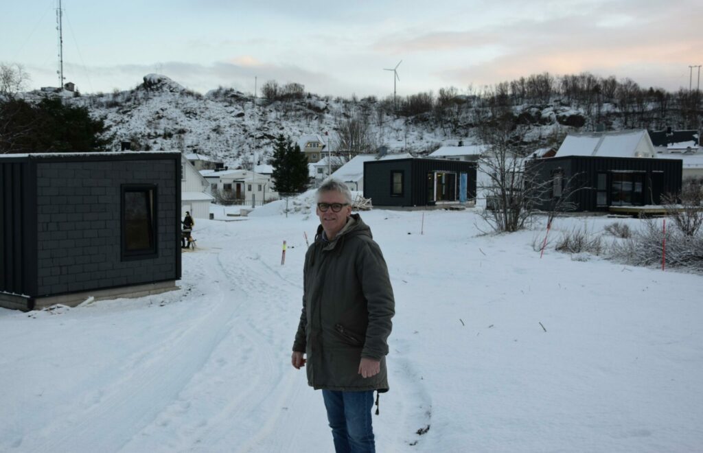 Kenneth Grav er daglig leder i Stamsund boligstiftelse. Her er han avbildet foran noen av de nye miniboligene i JH Trys vei i Hartvågen. Foto: Gustav Fauskanger Pedersen.