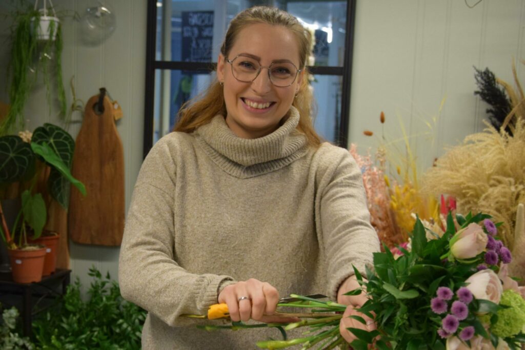 I mai 2020 åpnet Miriam Berre blomsterbutikken på Ramberg. Den tidligere barnevernspedagogen er nå i forkant med å tilby et plastfritt sorgbinderi. Foto: Gustav Fauskanger Pedersen