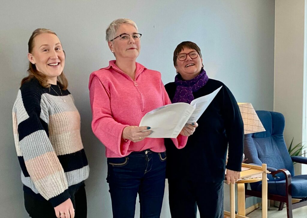 Sissel June Tollåli, Aud Karin Larsen og Sissel Einarsen søker sangere, pårørende og flere frivillige. Foto: Inger Unstad