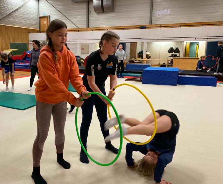 Celina og Emma viser hvordan de som medtrenere kan bruke ringer i arbeidet med de minste - og de litt større. Foto: Inger Unstad Foto: Inger Unstad