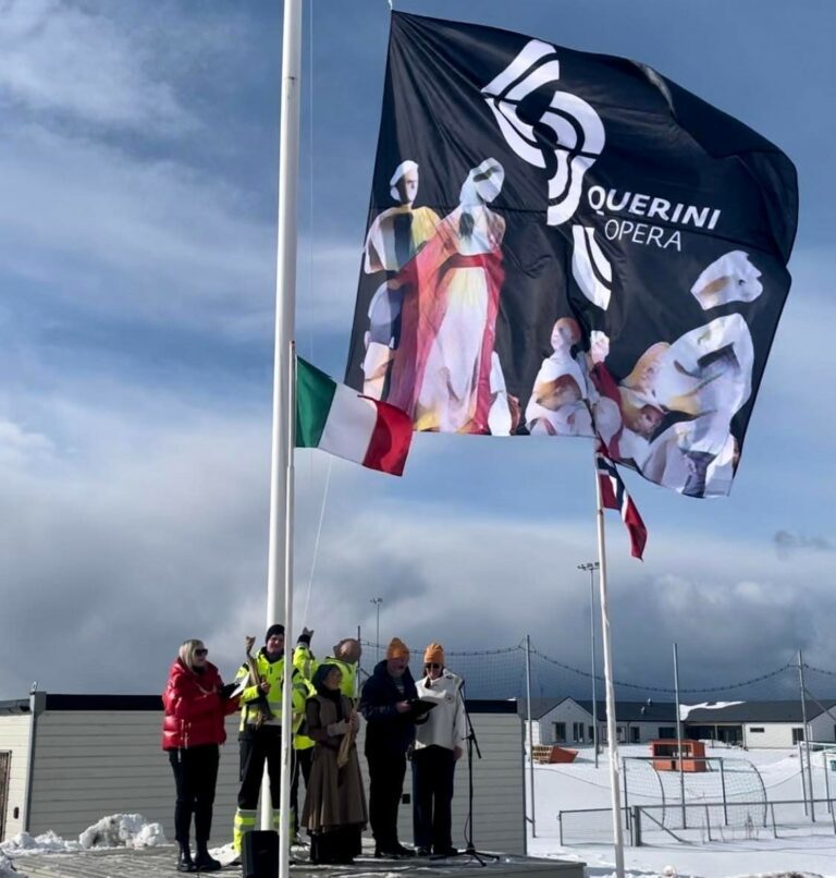 Et historisk øyeblikk fant sted i det Querinioperaens flagg ble heist som symbol på at nå skal ensemblet fra Røst til Venezia.