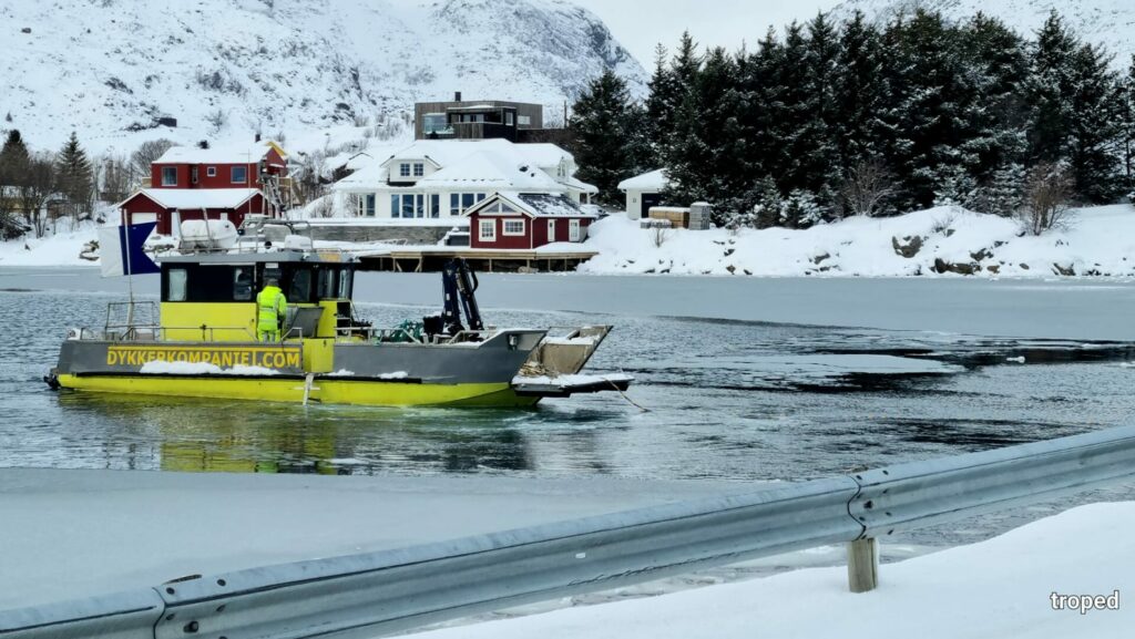 Dykkerkompaniet var å se på Ballstad i dag på oppdrag for å utbedre en vannlekkasje på et fiskebruk.