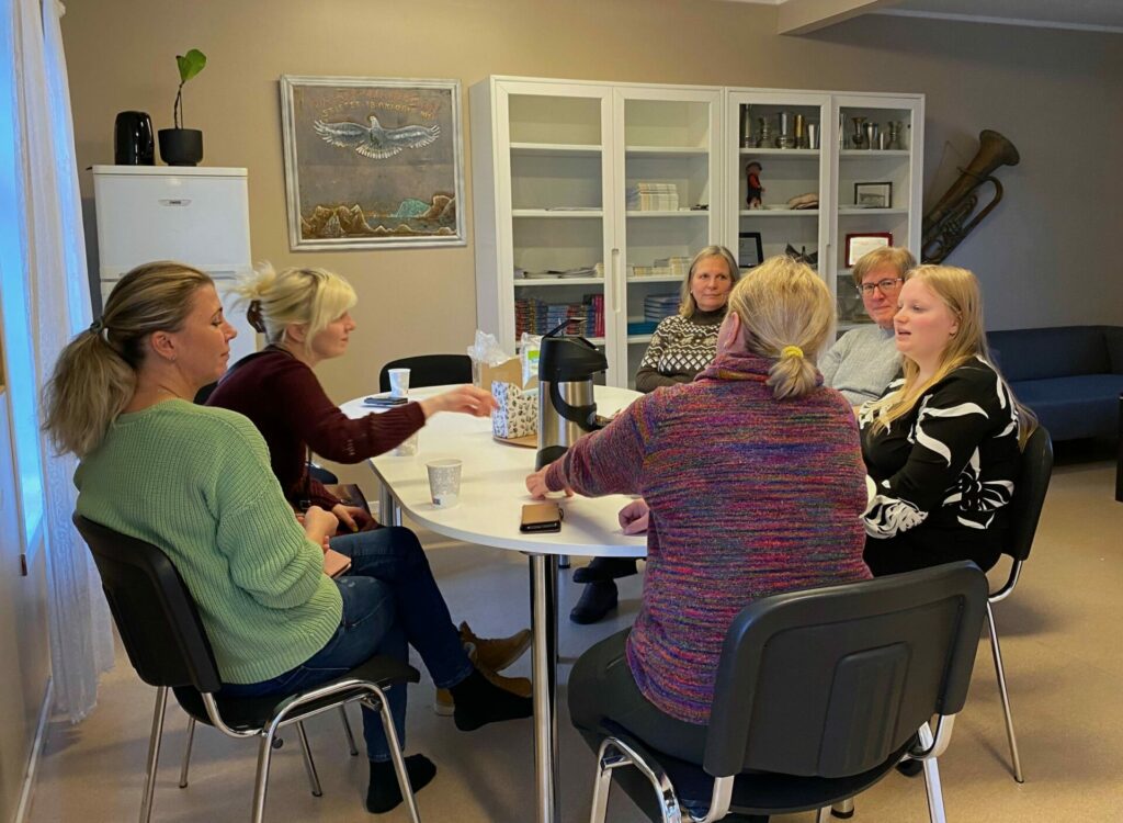 Praten gikk lett da Ingrid inviterte til årets første språkkafe på Værøy. Foto: Inger Unstad