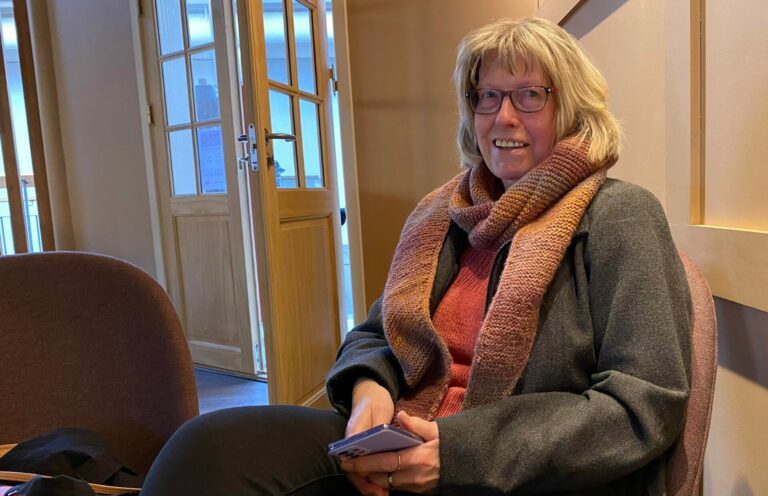 Randi Ingebrigtsen liker seg på kafé, og slår gjerne av en prat med dem som tar seg tid til å sitte ned. Foto: Inger Unstad