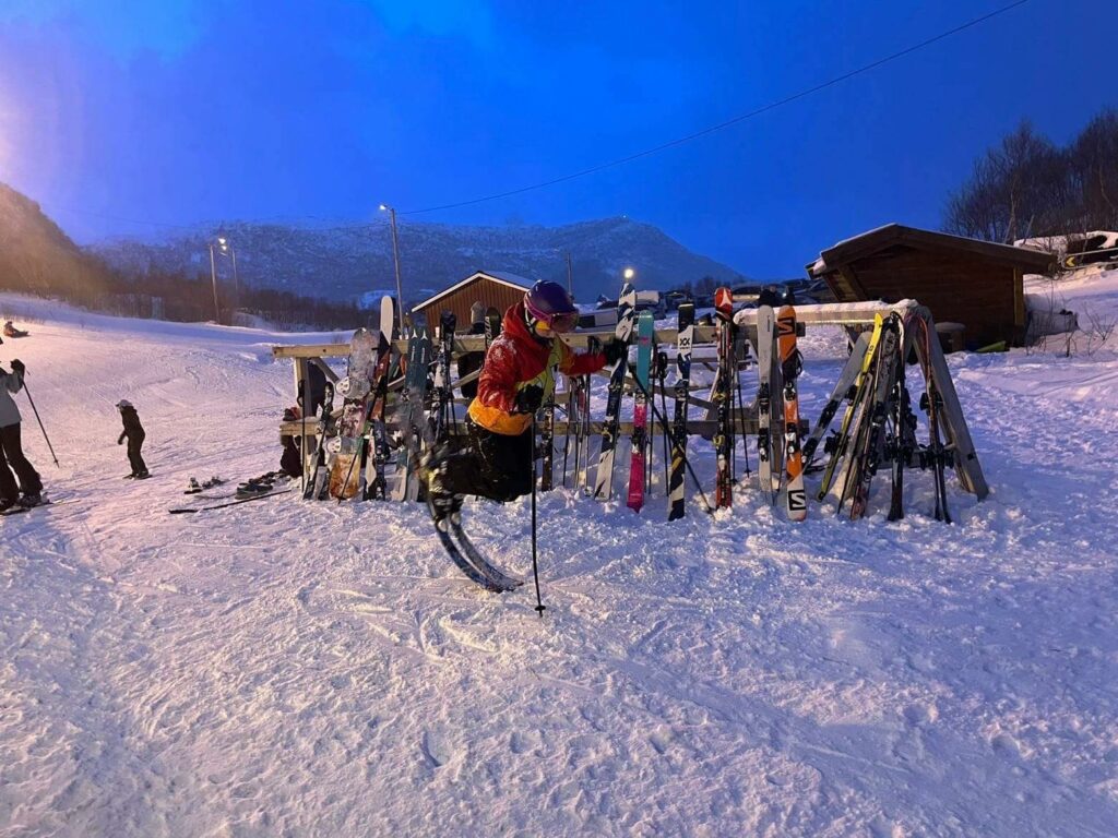 Vilde (15) var en av mange unge som tok turen til Stamsund alpinanlegg på åpningsdagen onsdag kveld.