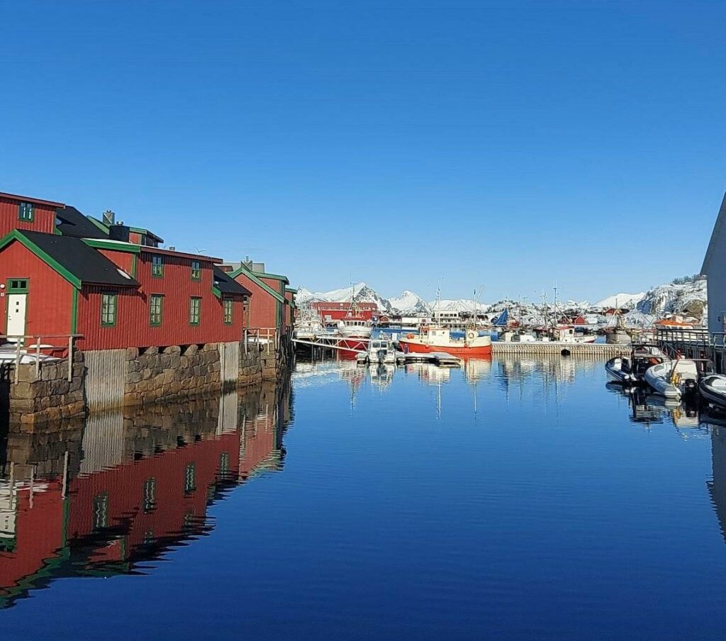 Nydelig vær med knallblå himmel, rolig sjø og sol har preget dagene den siste tiden. Her fra kaia i Stamsund.