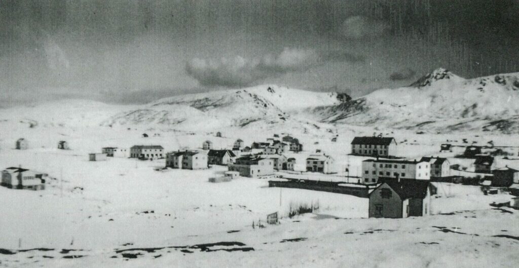 Leknes 1962. Nede til høyre ligger Lofoten ullvarefabrikk.