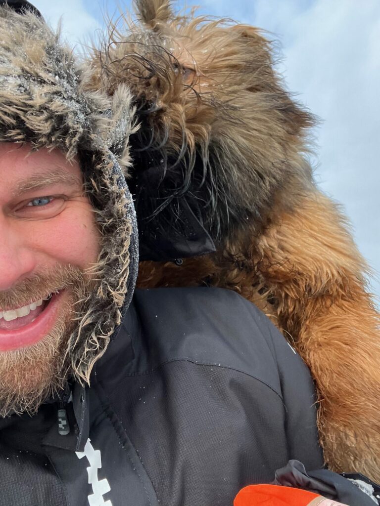 Bengt Hagen sammen med hunden sin, Kustus.