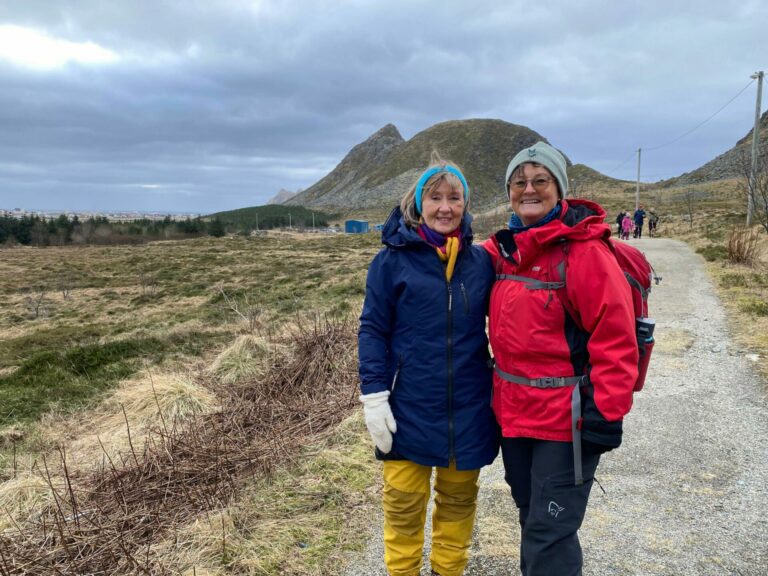 Anne-Elisabeth Nesset på tur sammen med leder av Værøy turlag, Karin Sofie Langbakk.