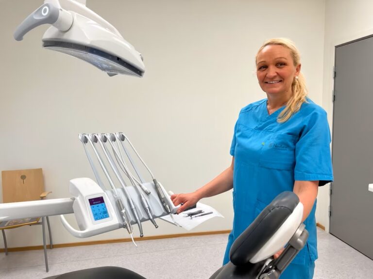 Klinikkleder Lena Ekrem ved den offentlige tannklinikken i Vågan er fornøyd med den nye ordningen. Foto: Vågan tannklinikk