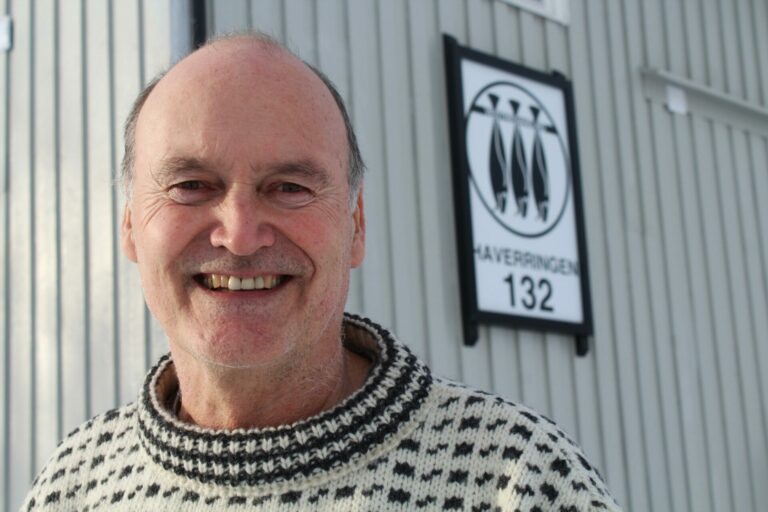 Frode Hallingbye flyttet fra by til bygd. Nå sitter han som leder av Vestresand og omeng grendelag. Hans hjertesak er å bevare bygda. Foto: Christina Campo