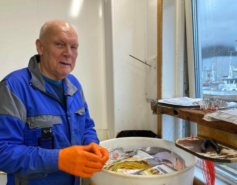 Ole Jonny Nikolaisen, pensjonert men ikke arbeidsledig. I følge arbeidskameratene er han sprek som en sekstiåring og egner som en femtiåring. Foto: Inger Unstad