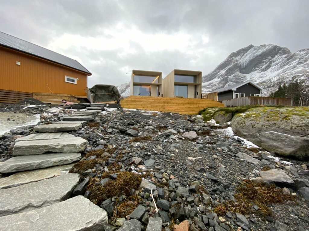 Plasseringen er uten tvil i konflikt med ordlyden i Strandloven.