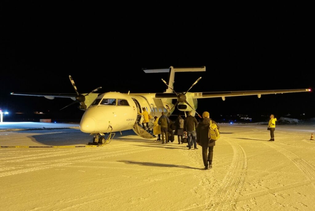 Widerøe-fly på Leknes lufthavn.