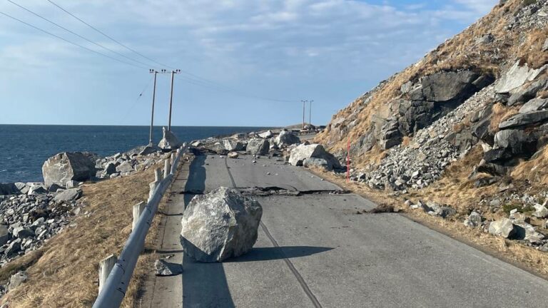 Store steiner ligger langs Viktenveien etter steinras i Flakstad.