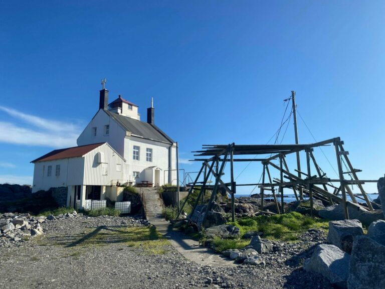 Overnatting på Værøy fyr har blitt loddet ut til inntekt for kreftsaken.