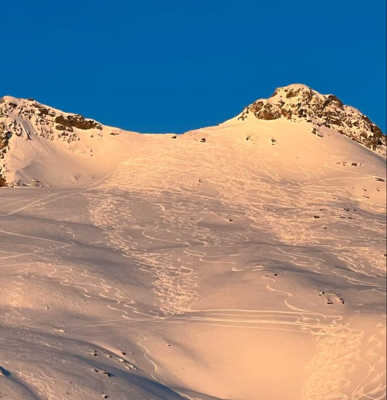 Etter de alvorlige skredulykkene i Troms ønsker reiselivet å samarbeide i et prosjekt for å trygge turer i fjellet ytterligere. Destination Lofoten er blant de som er med. Foto: Espen Nordahl