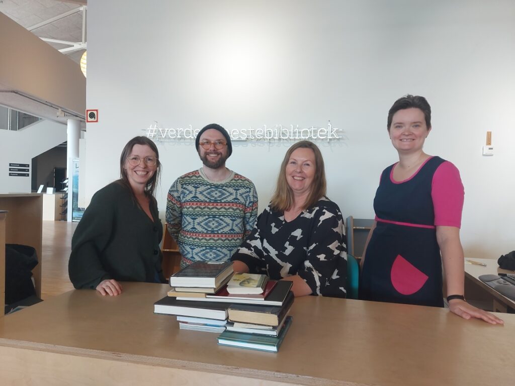 Biblioteket på Vestvågøy gleder seg til Den store klesbyttedagen! F.v Ancha Wesnes, Thor Hetzler, Kristin Beyer Granhus og Therese Arntzen Vestnes