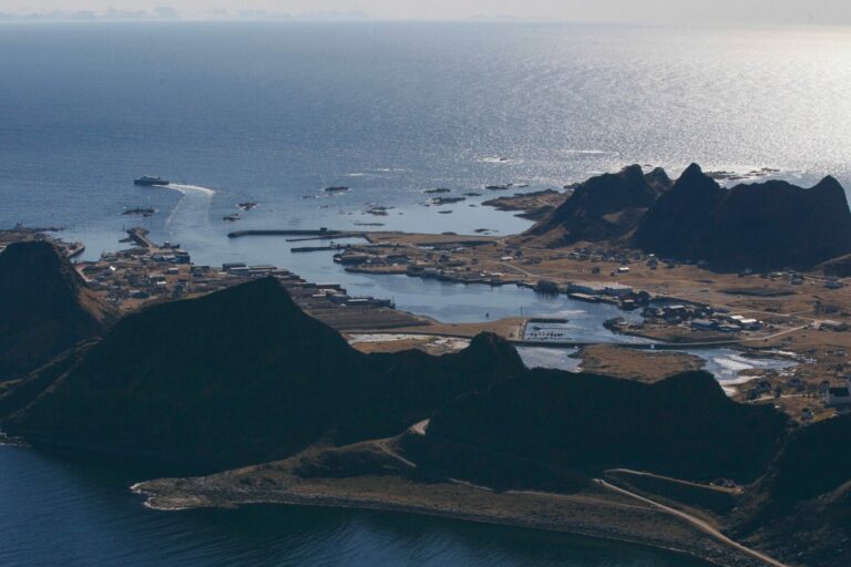 Oversikt over innseiling og havna på Værøy.