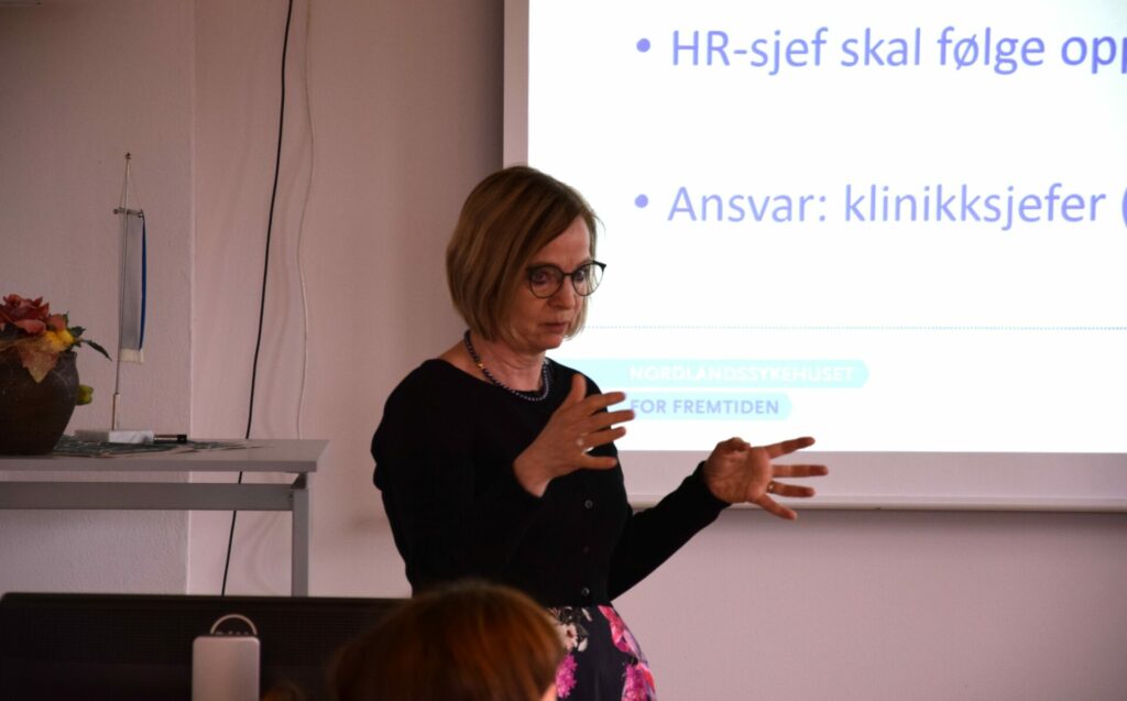 Administrerende direktør i Nordlandssykehuset Siri Tau Ursin greier ut om den vanskelige økonomiske situasjonen. Foto: Gustav Fauskanger Pedersen.