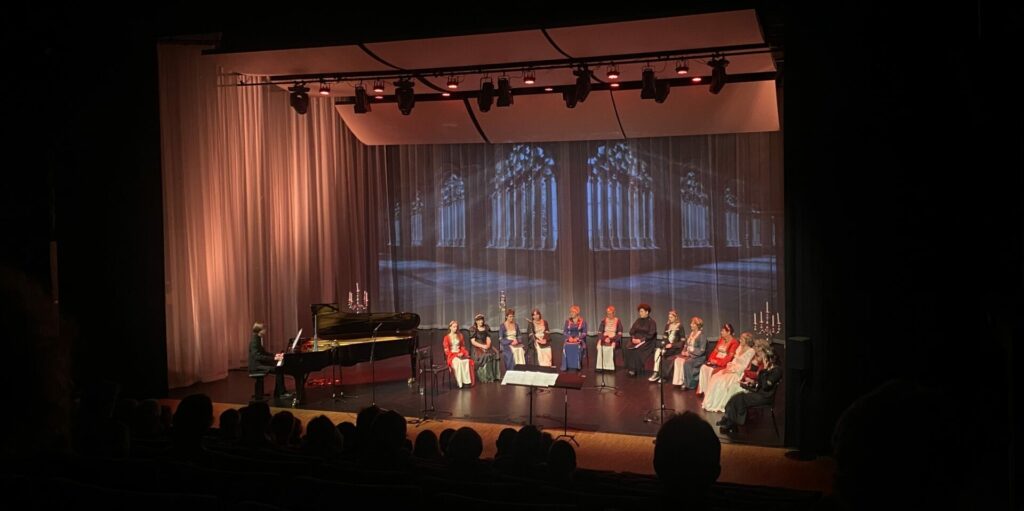 Vest-Lofoten Damekor og profesjonelle musikere hadde konsert på Meieriet søndag. Foto: Olina Nesje-Roset