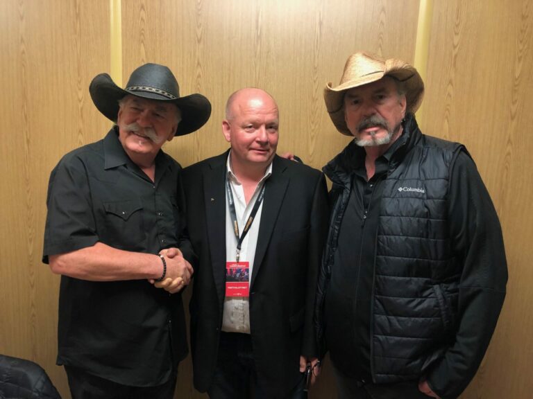 Reidar Samuelsen sammen med Bellamy Brothers under Lofoten countryfestival. Foto: Privat