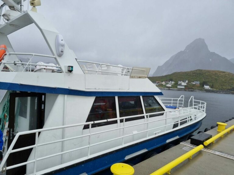 Fra første juli settes prisene på hurtigbåtene ned. Blant annet i Reinefjorden. Foto: Gustav Fauskanger Pedersen.