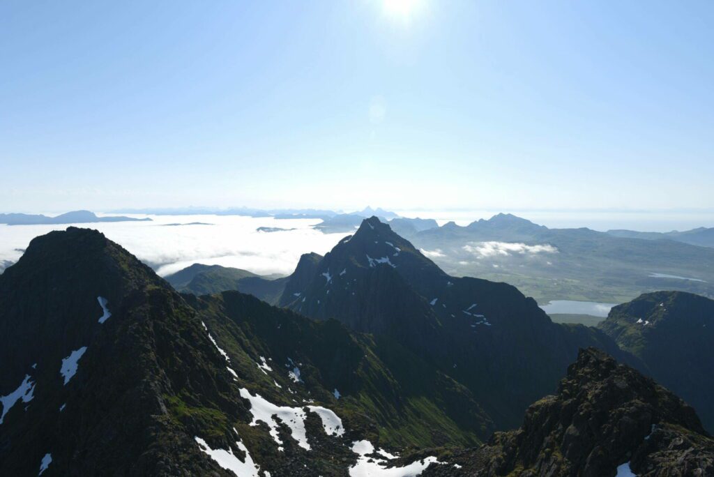 Utsikt fra Himmeltind på Vestvågøy. Foto: Luftambulansen via Meteorologisk institutt