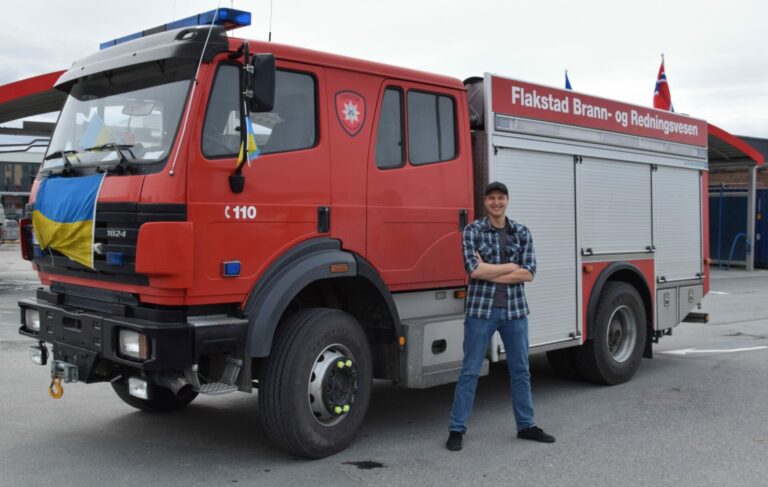 Gustav Fauskanger Pedersen og brannbilen Flakstad kommune donerer til Ukraina. Foto: Privat.