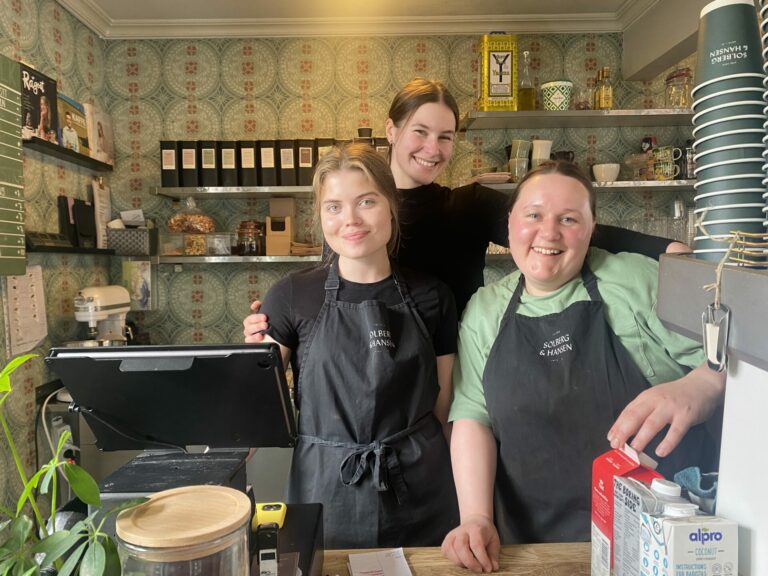 Therese Nystad Johansen, Sofie Helene Paulsen og Gunnhild Halse på Huset cafè kan kaffe! Foto: Olina Nesje-Roset