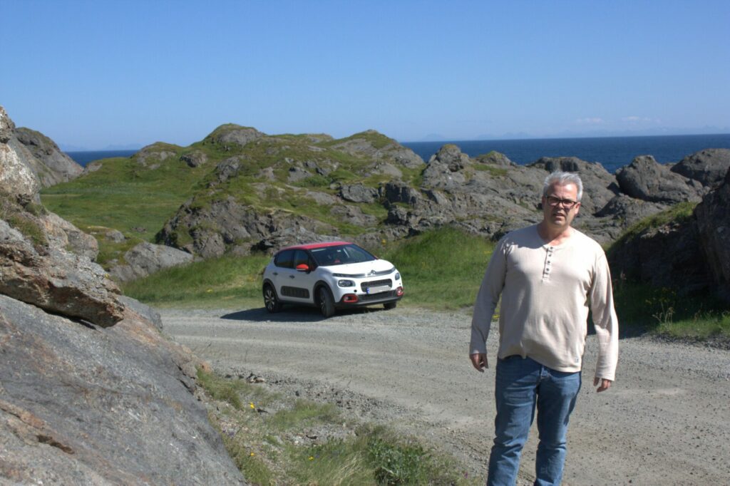 Næringssjef Jørn Aarsland i Flakstad kommune lover skilting på møteplassene på Neslandveien. Foto: Eirik Husøy